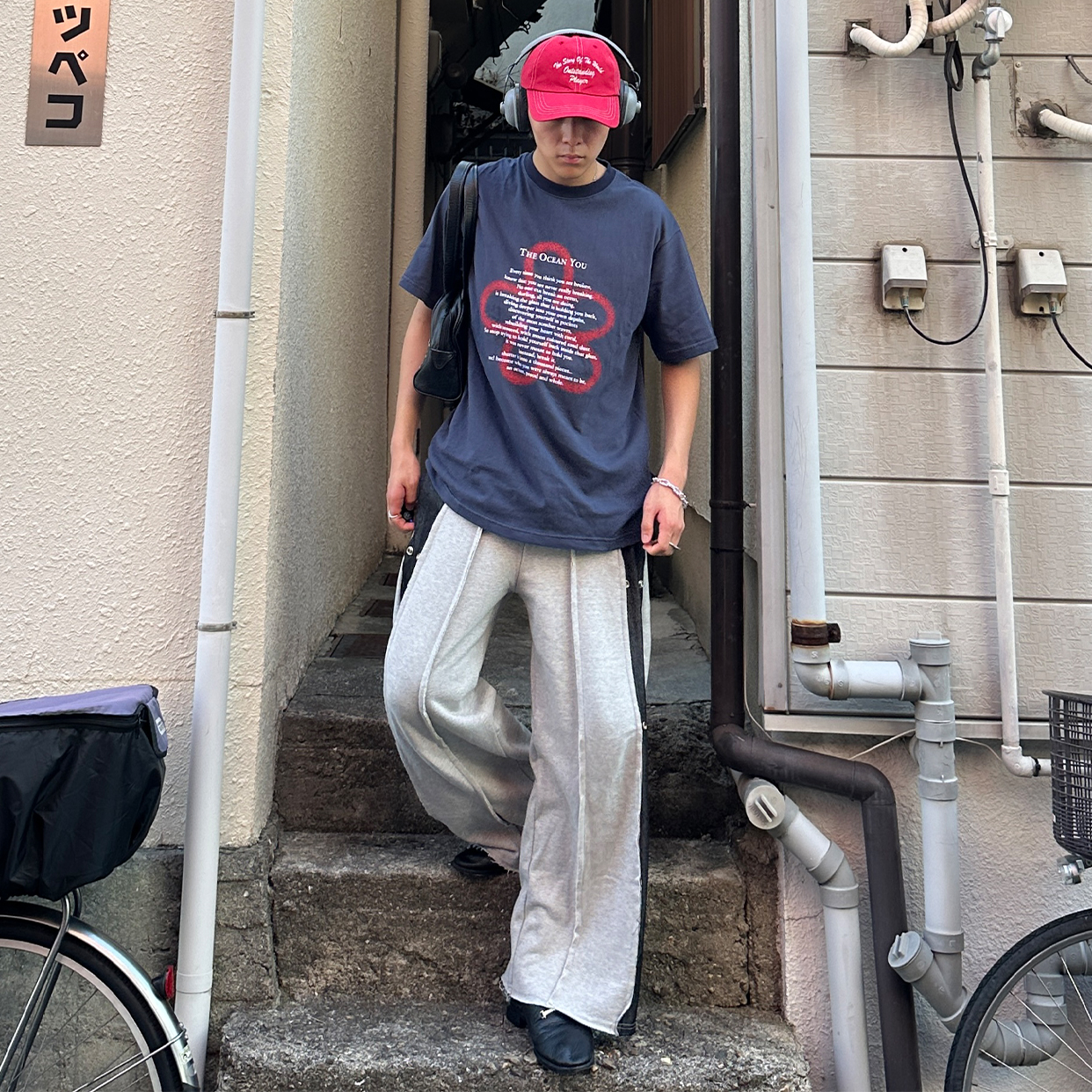 グラフィッククローバーTシャツ