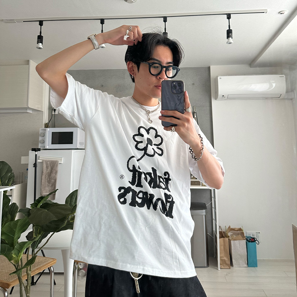 (ユニセックス) フラワーレタリング半袖Ｔシャツ