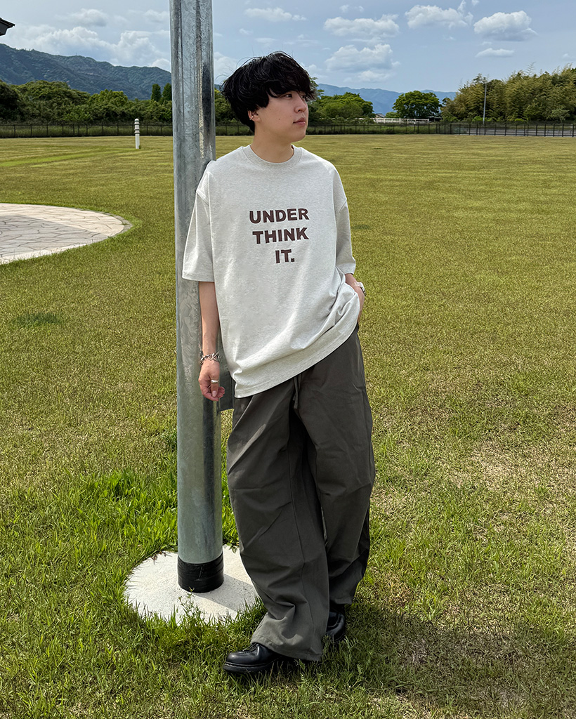 （ユニセックス）シンプルレタリングTシャツ