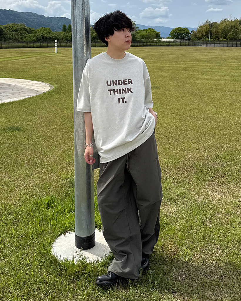 （ユニセックス）シンプルレタリングTシャツ