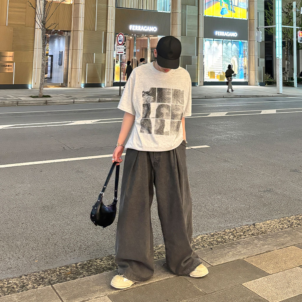 (ユニセックス) スクエアプリントTシャツ