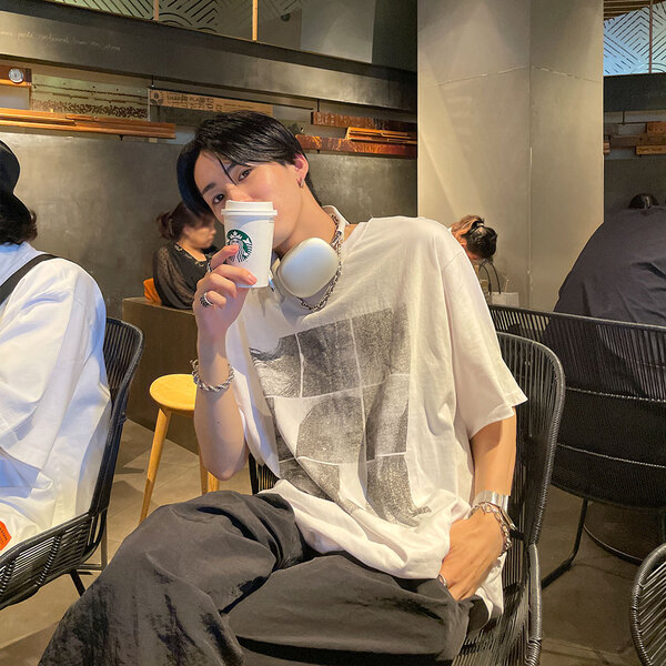 (ユニセックス) スクエアプリントTシャツ