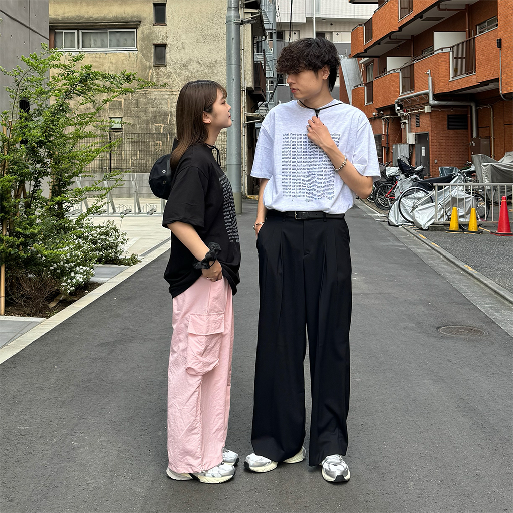 （ユニセックス）カラーレタリング半袖Tシャツ