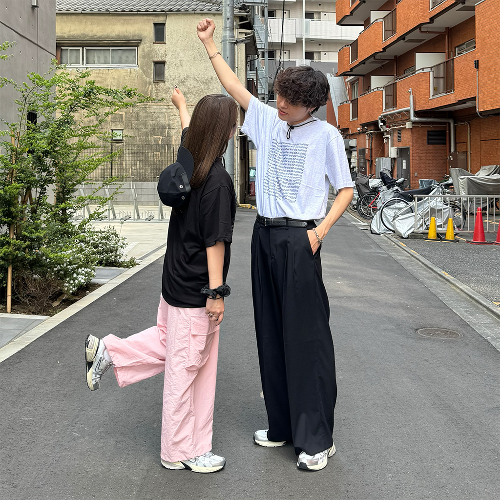 （ユニセックス）カラーレタリング半袖Tシャツ