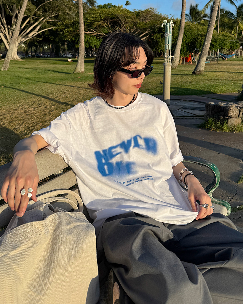 (ユニセックス)スプレーレタリング半袖Tシャツ