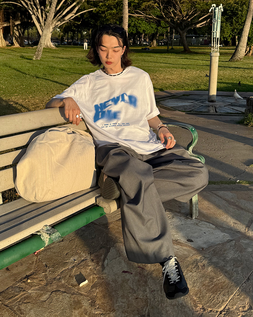 (ユニセックス)スプレーレタリング半袖Tシャツ