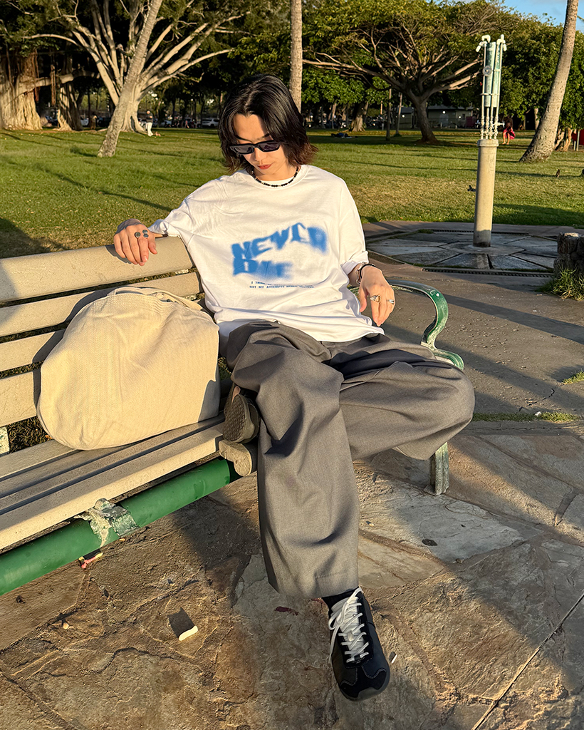 (ユニセックス)スプレーレタリング半袖Tシャツ