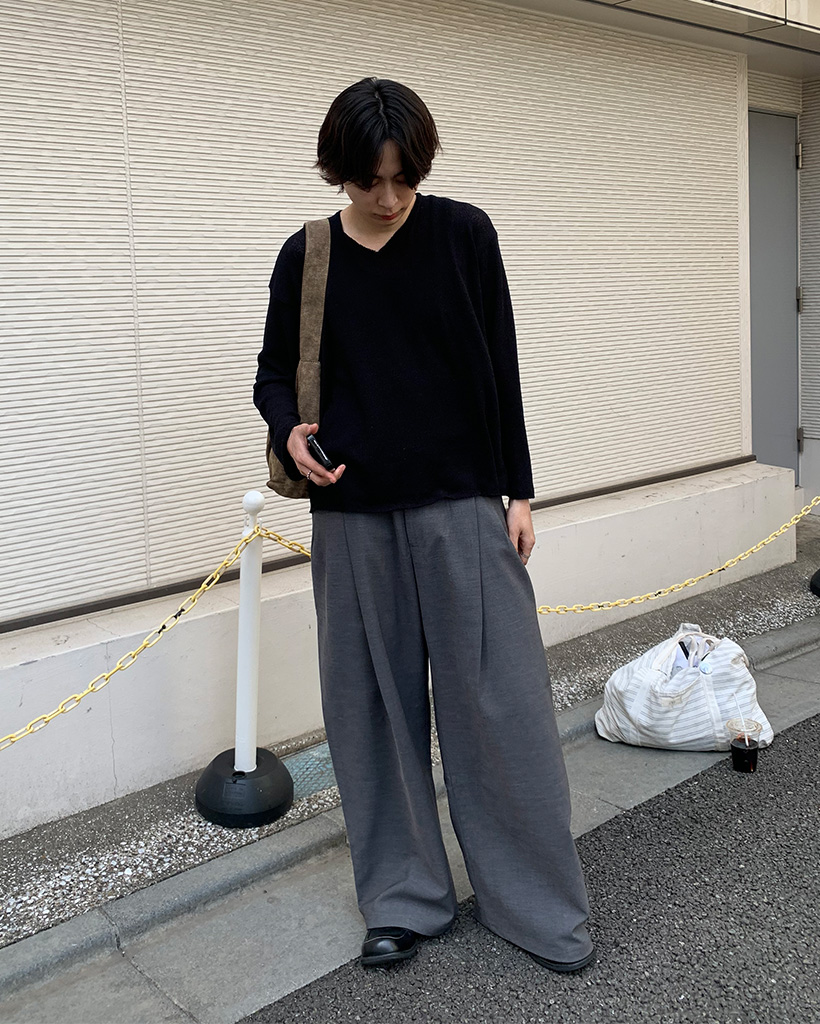 シアーVネックニット