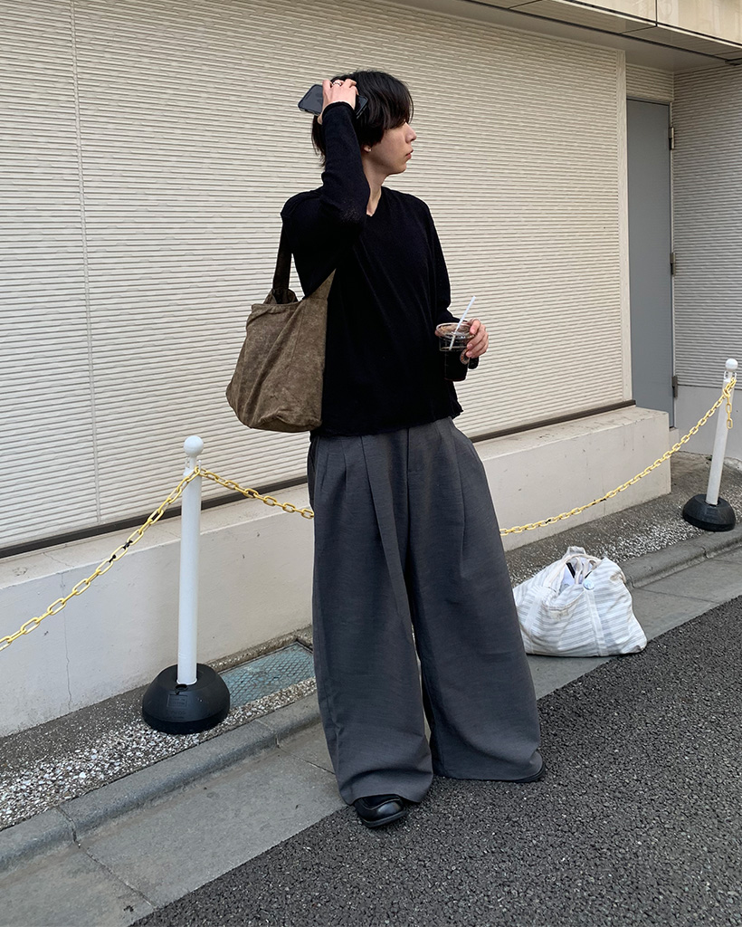 シアーVネックニット