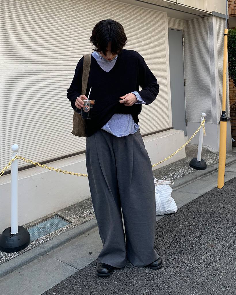 シアーVネックニット