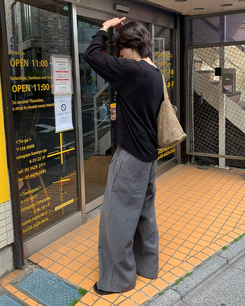 シアーVネックニット