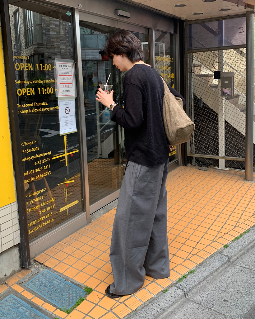 シアーVネックニット