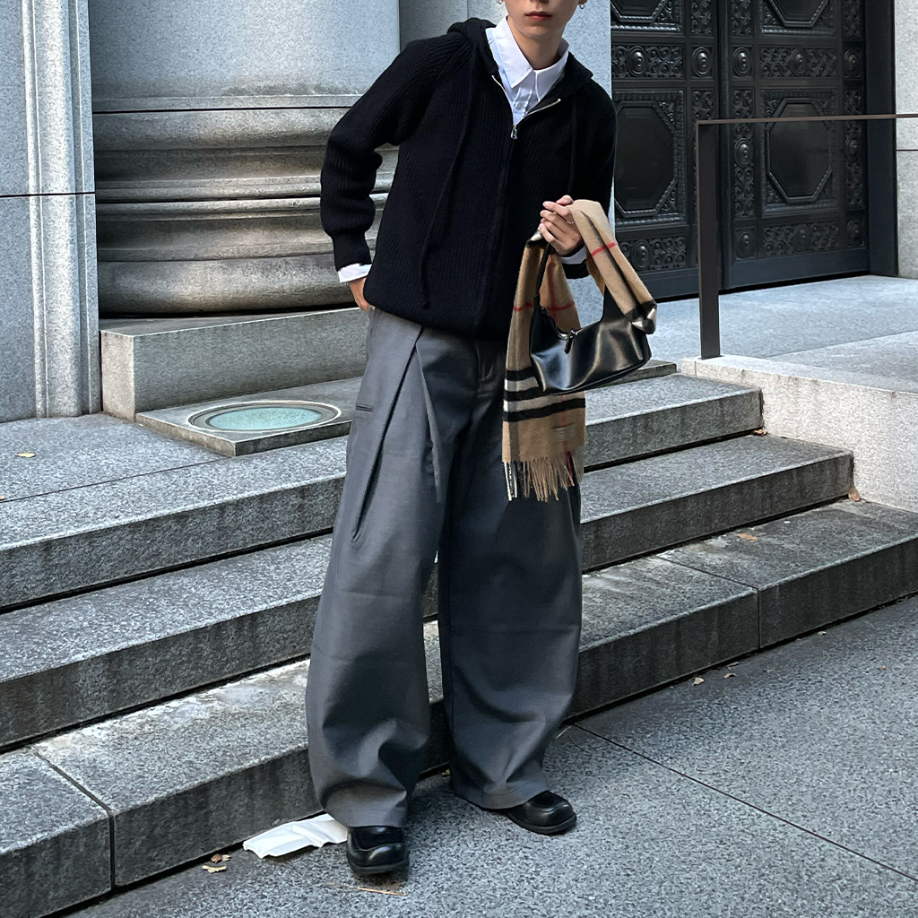 サイドタック入りワイドスラックス